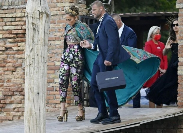 Cennifer Lopezin geyimi gündəm oldu - FOTOLAR